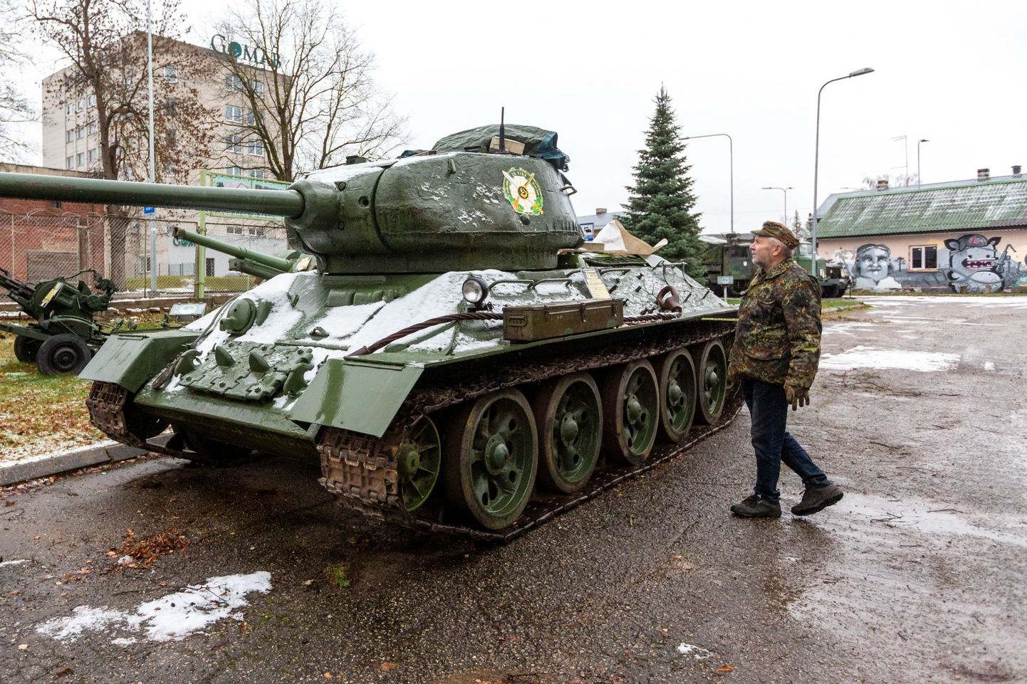 Valga militaarteemapargi juht major Meelis Kivi näitab üht ekspositsiooni uhkust: uuele elule aidatud tanki T-34. Muuseumide infosüsteemiga liitumine peaks eemaldama riski, et tank seaduse tõttu kuhugi mujale viiakse.