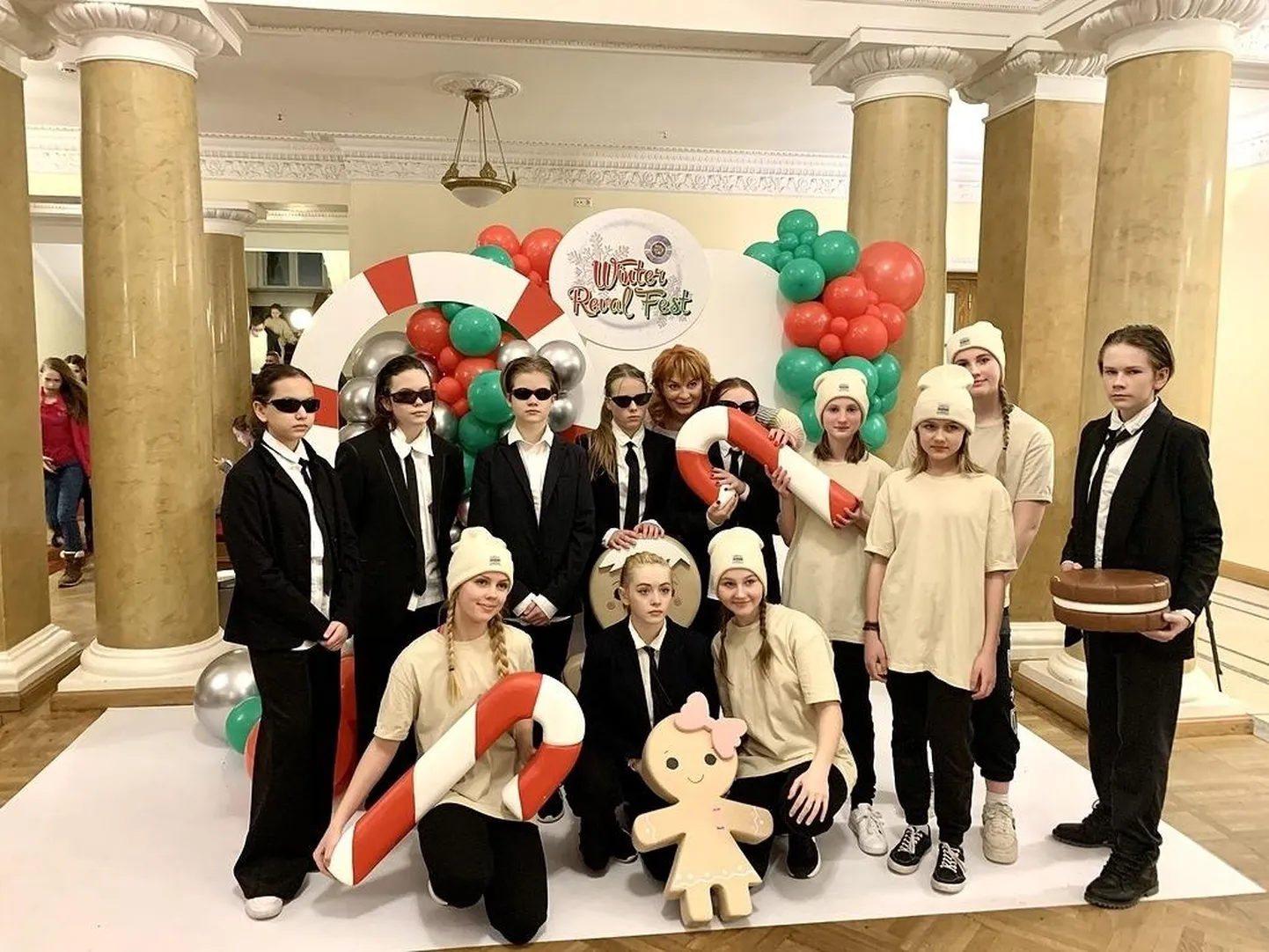 Joy juht Marina Jerjomina (taga keskel) osaga konkursil stuudiot esindanud tantsijatest