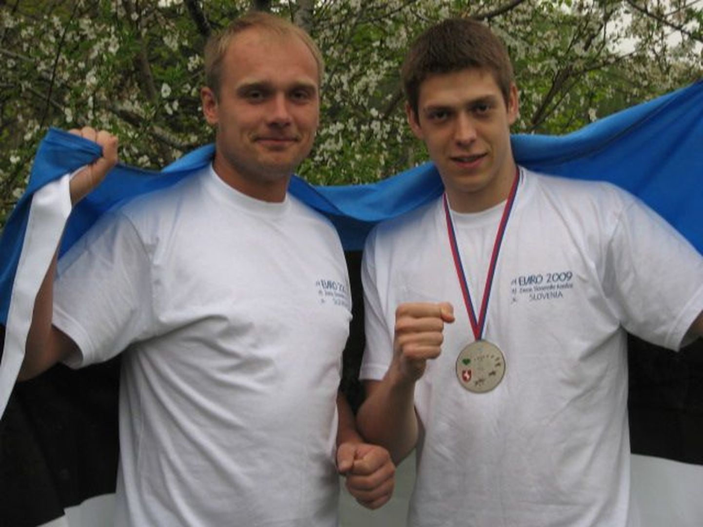 Taekwondo´lane Sten Anslan (paremal) koos oma treeneri Ruslan Smirnoviga pärast Euroopa MV hõbemedali võitmist.