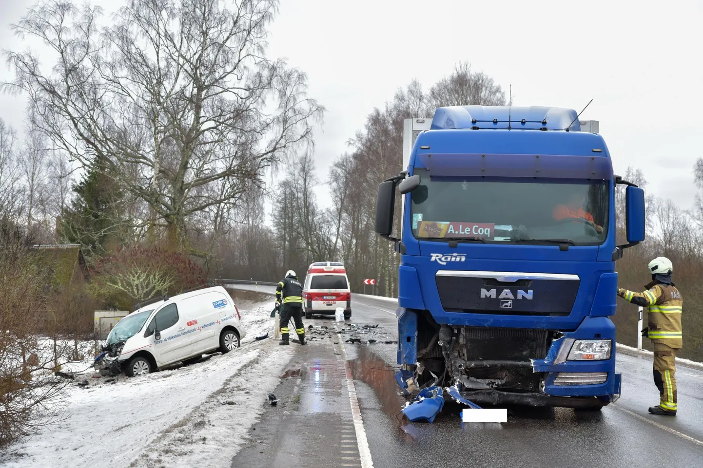 Kolmapäeval kella 10 ajal juhtus Oiu lähedal liiklusõnnetus, kus põrkasid kokku veok ja väikekaubik. Sündmuskohal oli teel kiilasjää, sest hooldeauto polnud sinna jõudnud.