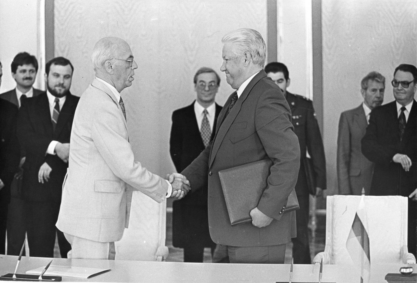 1994. aasta juulis allkirjastasid Eesti president Lennart Meri ja Venemaa president Boriss Jeltsin Vene vägede Eestist välja viimise lepingu.