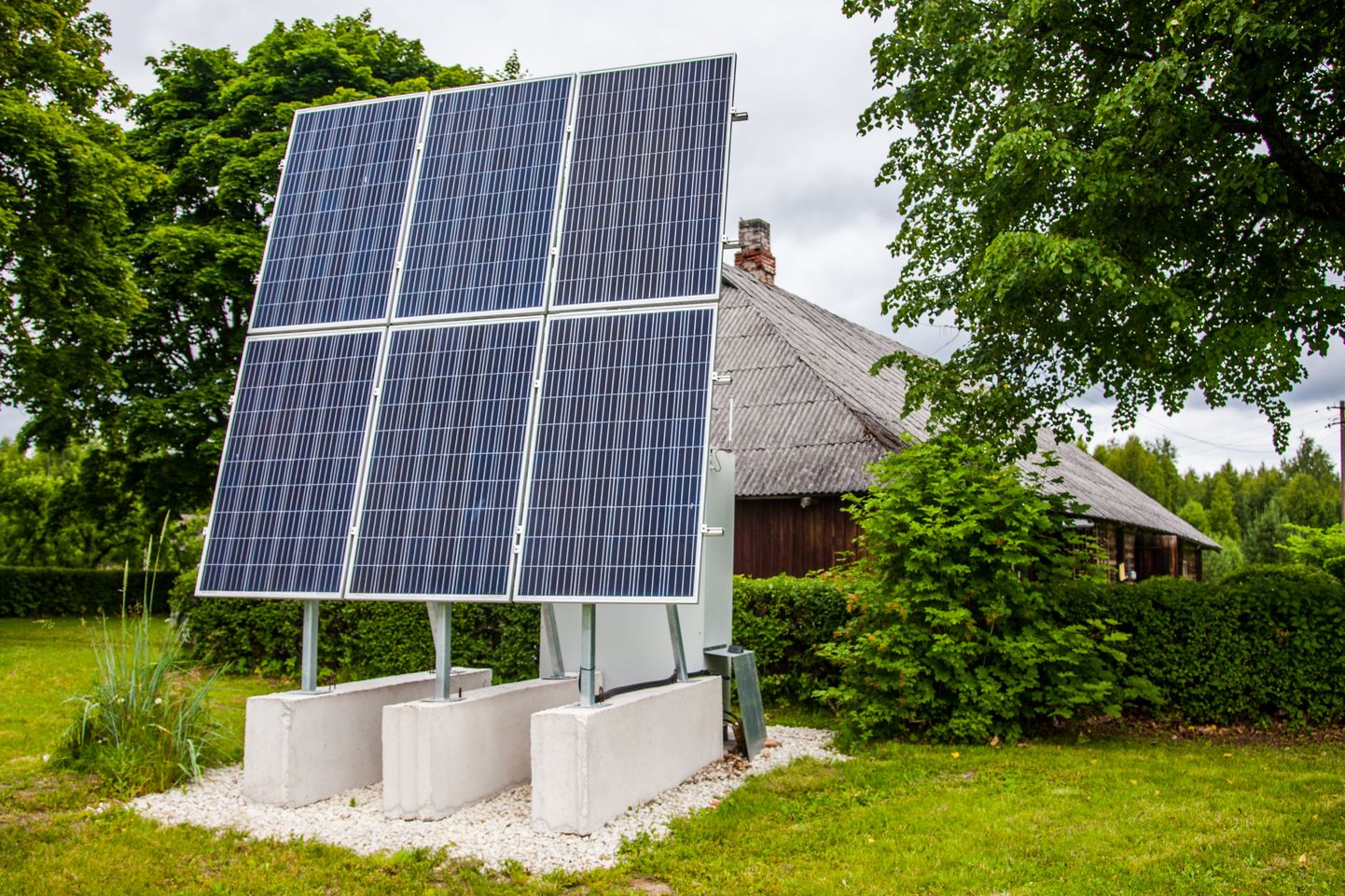 Päikesepaneele paigutades tuleks esmalt välja uurida, kui palju ettevõte või majapidamine aastas elektrit tarbib, ning selle järgi jaama võimsus valida.