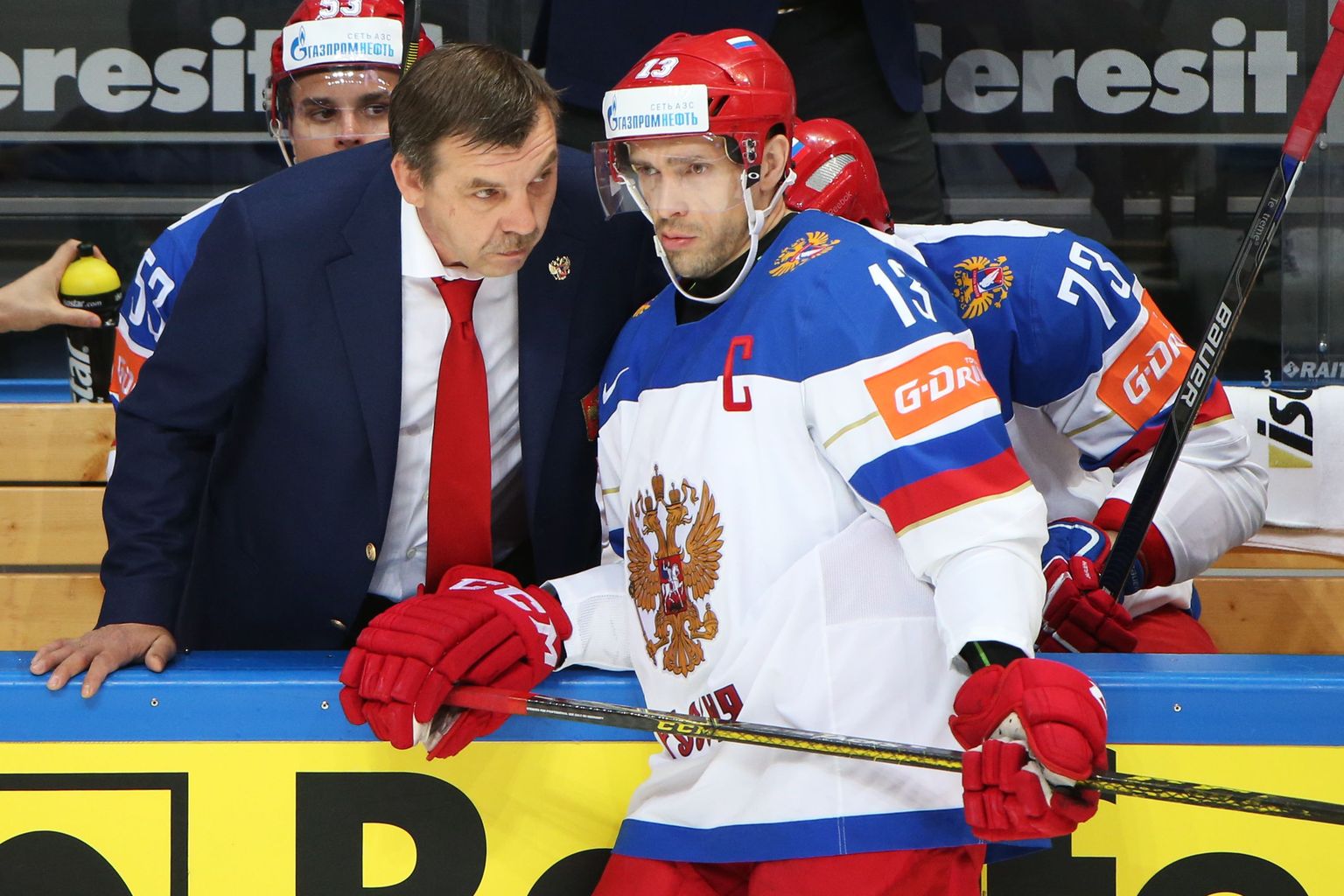 Venemaa koondise peatreener Oleg Znarok (vasakul) olukorda arutamas tiimi kapteni Pavel Datsjukiga.