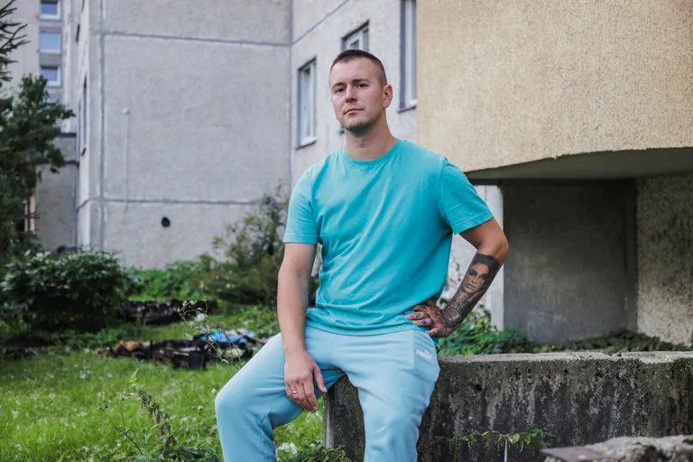 Ян Лещенко у дома в Ласнамяэ, где недавно помогал вытаскивать из огня пожилую женщину.