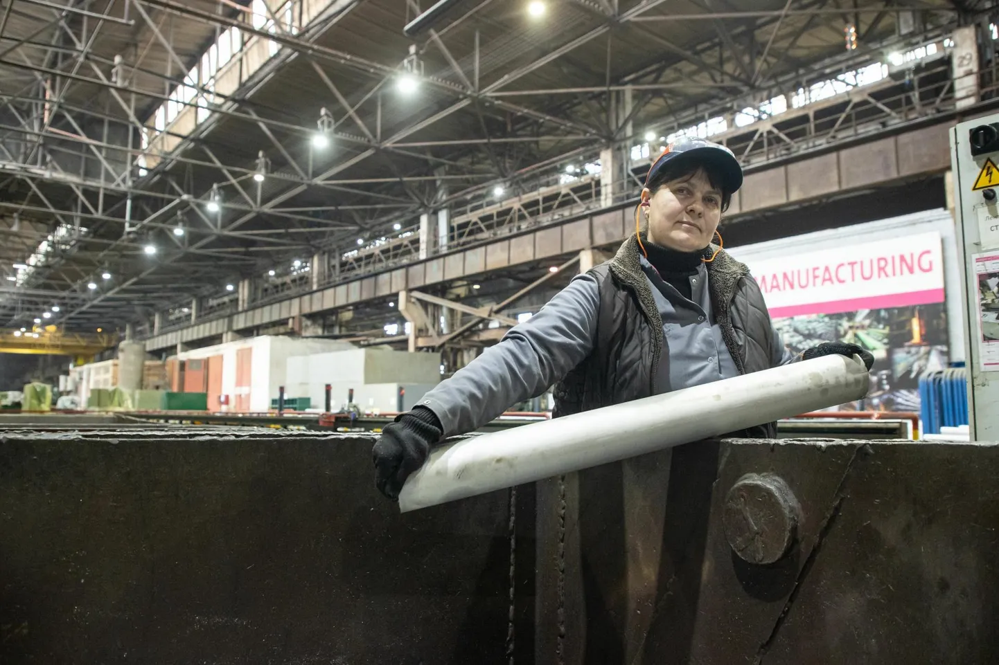Kogenud Jevhenia näitab, kuidas 49-aastase Ukraina naise käes pole mingi probleem tõsta üle 20 kilo kaaluvaid torujuppe. Naise sõnul ei vajanud ta ka enne suurt sõda selleks meeste abi, aga nüüd polegi muud valikut, kui ise kõike teha ja tõsta.