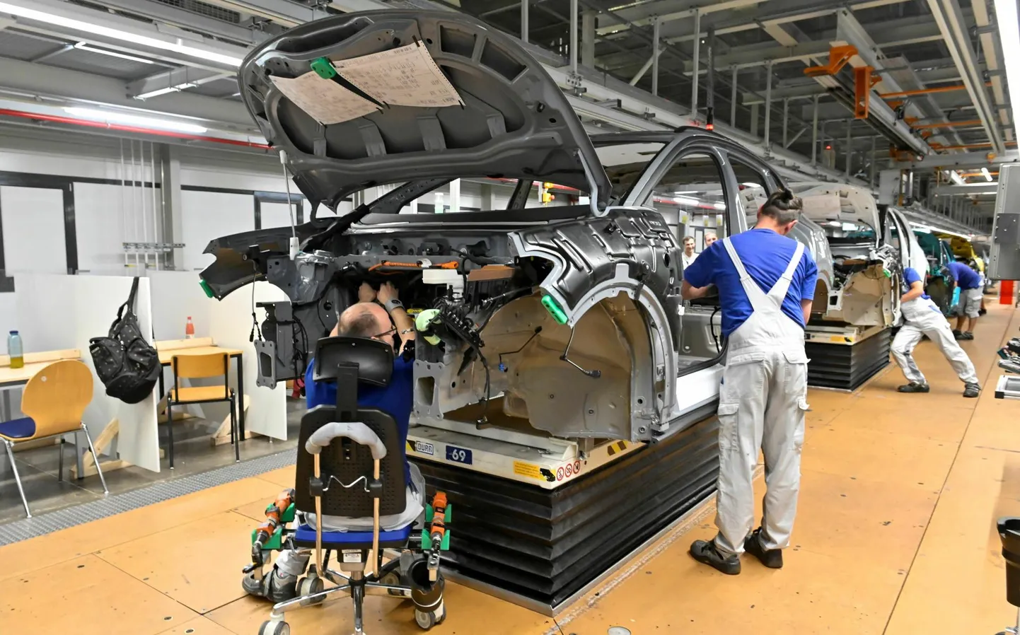 Sõda Ukrainas annab autotööstuses tunda ennekõike seeläbi, et sealt ostsid paljud autotootjad juhtmekimpe ja neid tuleb praegu mujalt hankida. Pildil Volkswageni tehas.