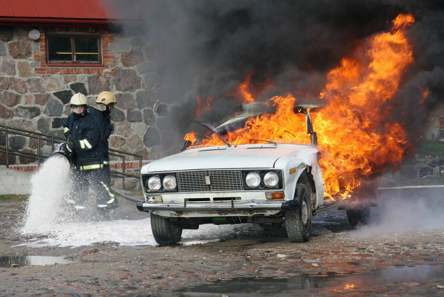 Эта горящая машина демонстрировалась спасателями в день безопасности и не связана с инцидентом, о котором говорится в заметке.