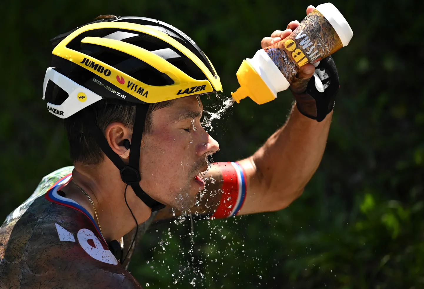 Kolm nädalat vältav Tour de France on raske. Pildil sloveen Primož Roglič endale vett näole valamas.