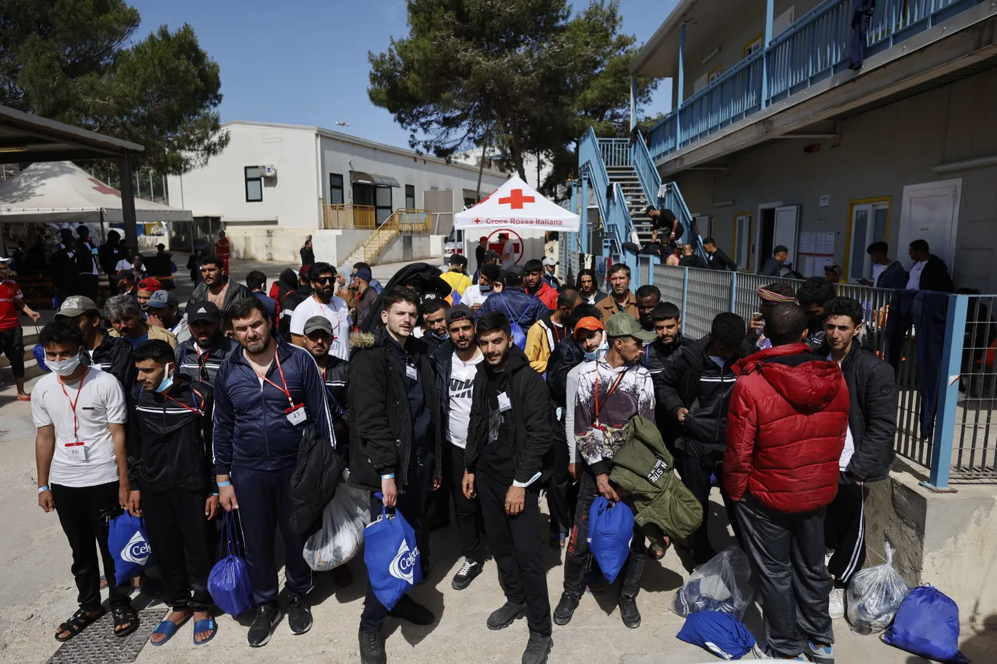 Vahemerelt püütud migrandid Lõuna-Itaalias Lampedusa saarel asuvas ebaseaduslike sisserändajate vastuvõtmise keskuses. Itaalia Punase Risti hallatav keskus mahutab kuni 650 inimest.