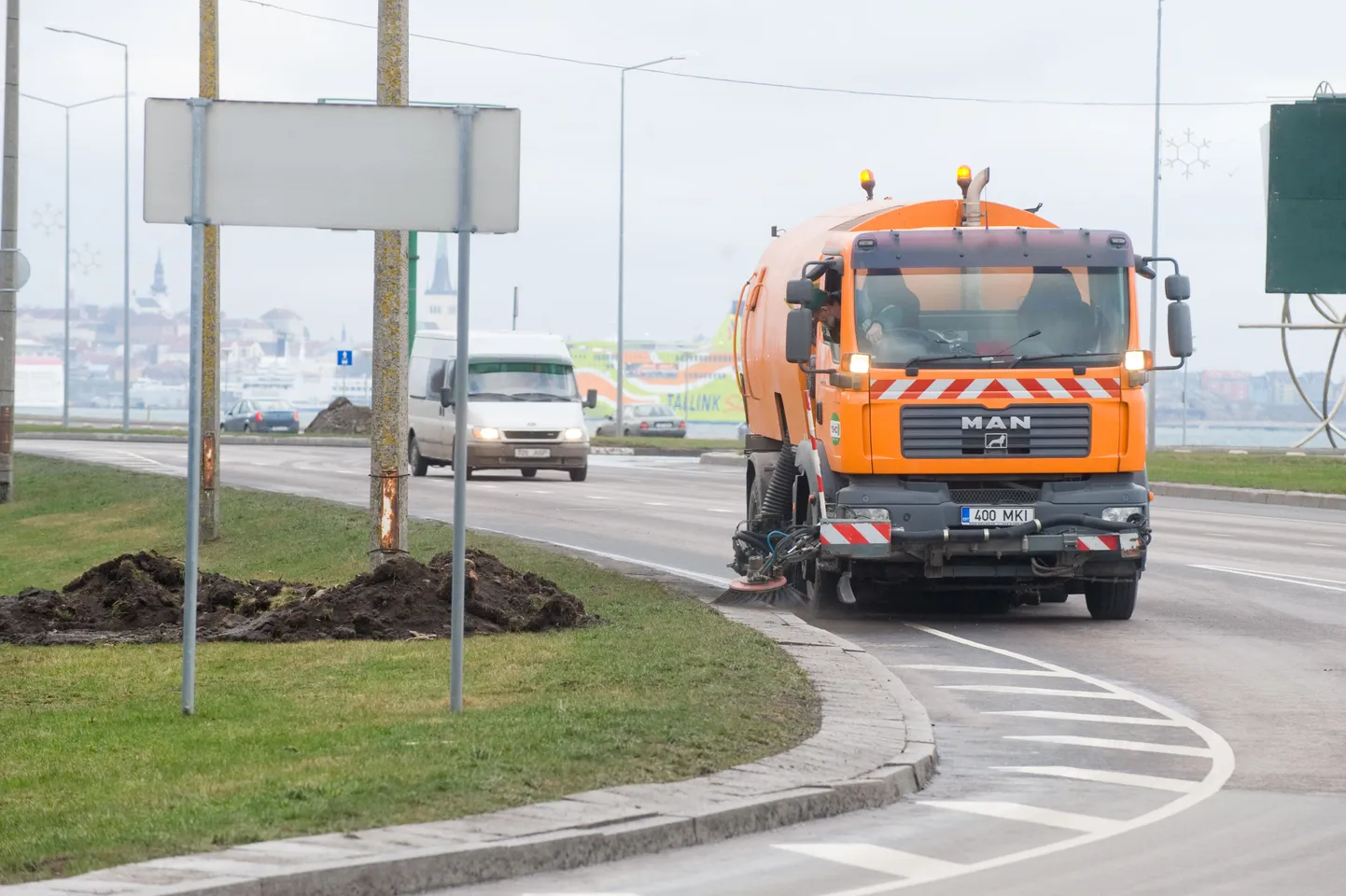 Kevadine tänavate koristamine.