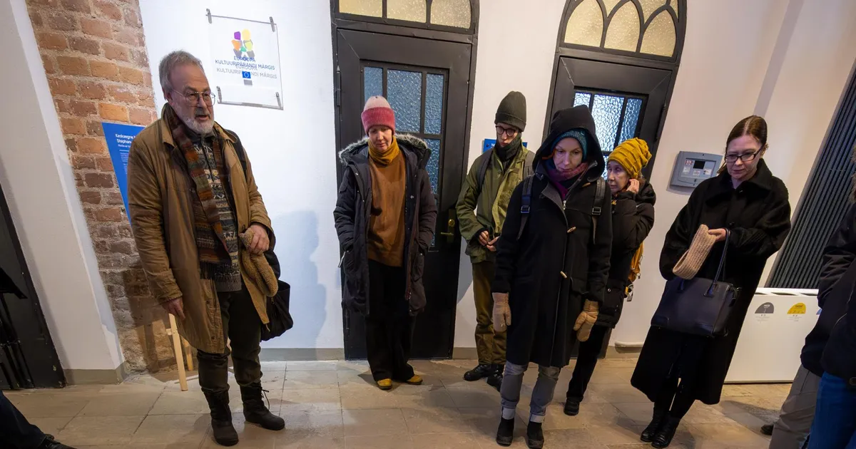 Toomkiriku kõrval jalutajad oskavad vaevalt aimata, et nende jalgade all maapõues puhkab keskaegseid tartlasi. Nad on sinna pühitsetud alale maetud kristlikus u