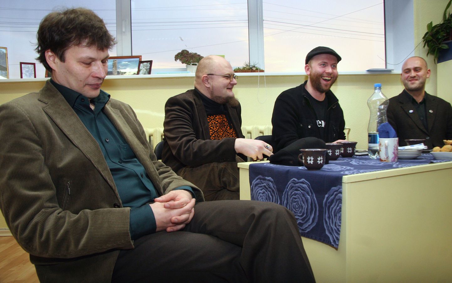 Andrei Hvostov (esiplaanil) koos teiste kirjanikega kohtumas Pärnu lugejatega. Arhiivifoto.