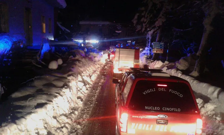 Päästeteenistused täna öösel hotelli poole liikumas. Foto: AP/Scanpix