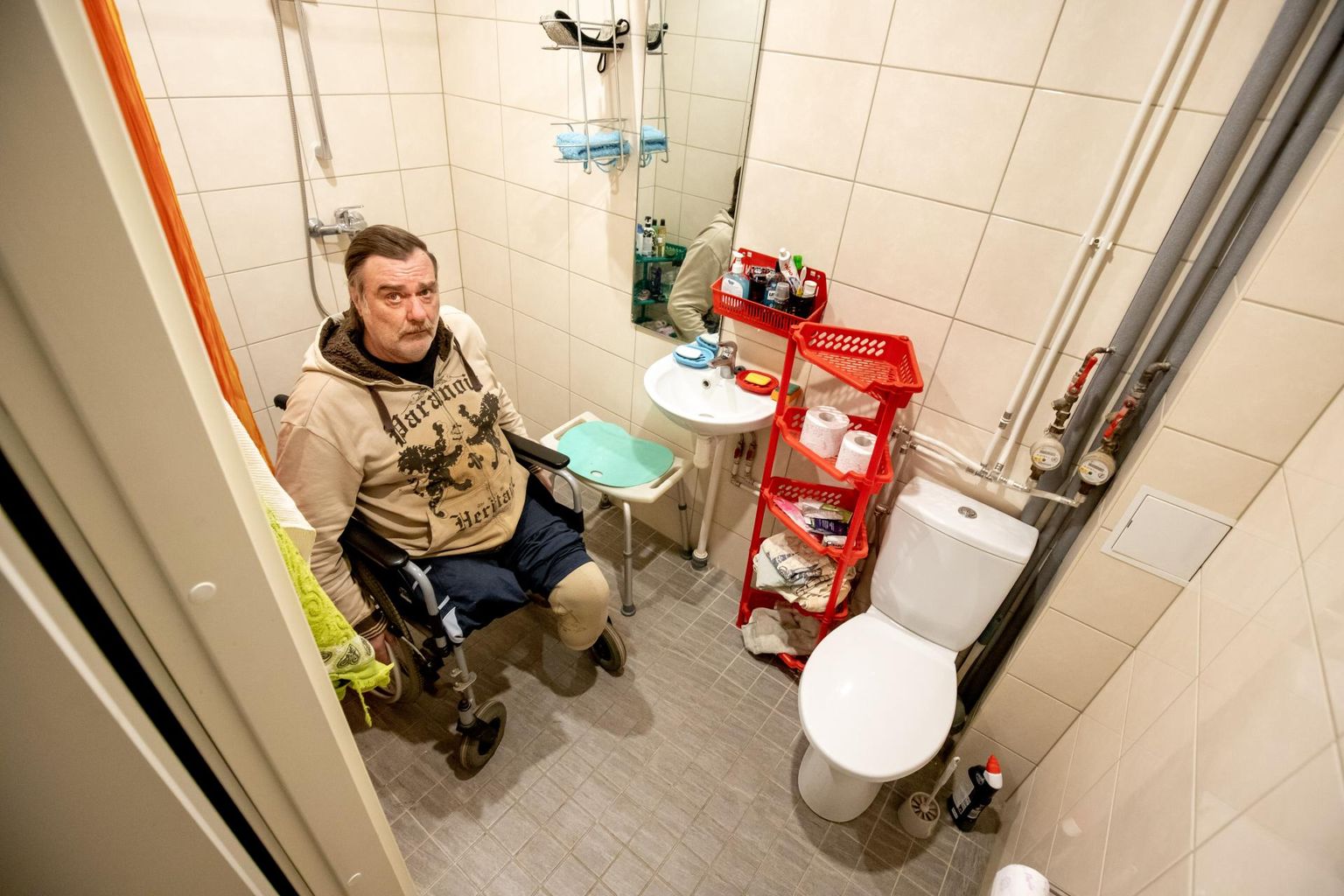 Munitsipaalkorteris, kus pärnakas Andrejs Greinis elab, laiendasid ehitajad vannituba nii, et jalutu mees saaks seal vaevata ratastooliga manööverdada.