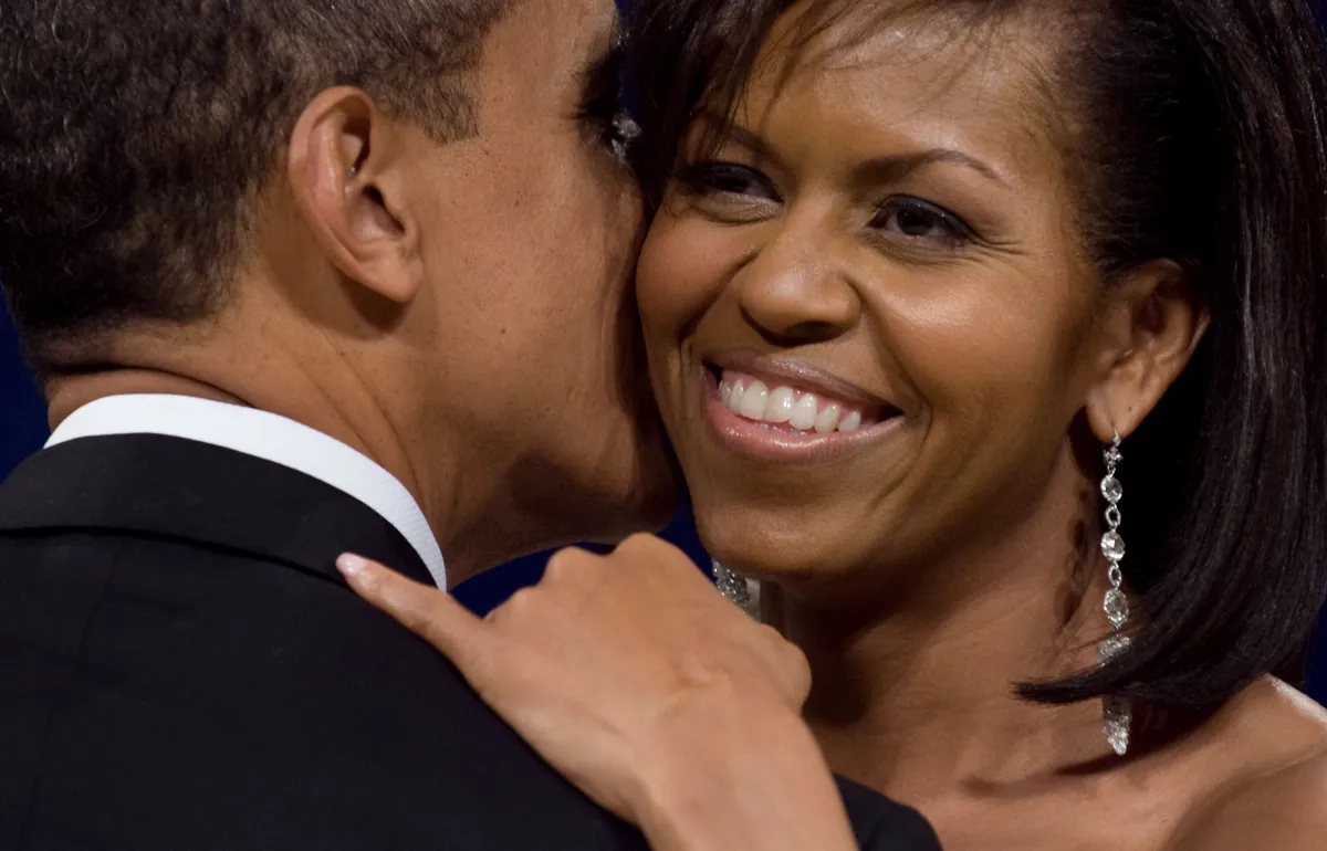 Mišelas Obamas garie briljantu auskari. Lorē Rodkinas darinājums.
