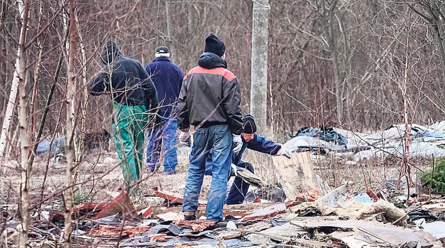 Päev-päevalt saab hüljatud garaažidest jäänud plats Horisondi tööharjutajate käe all puhtamaks.