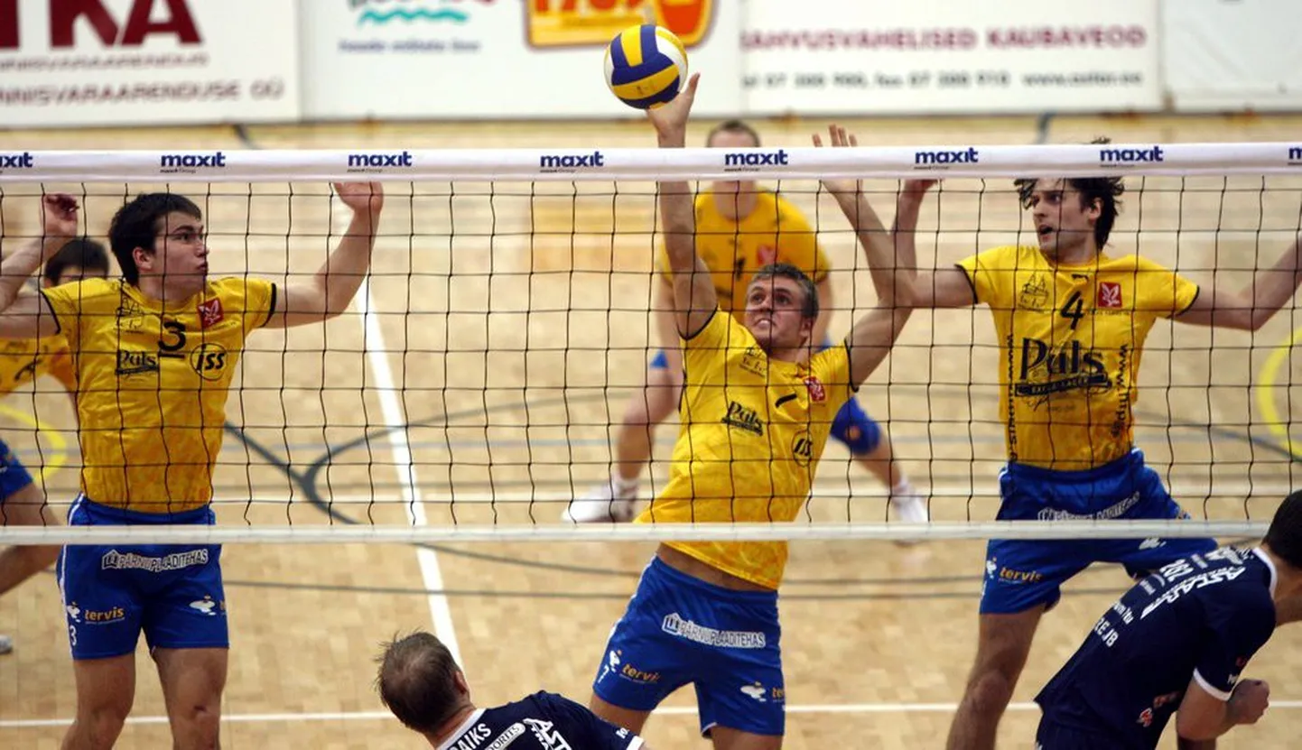 Pärnu võrkpalliklubi pallurid.