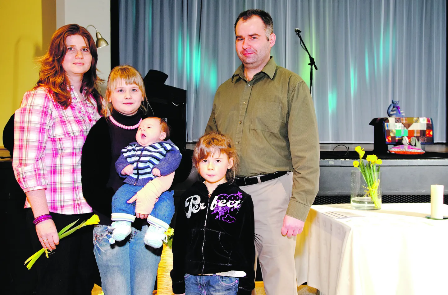 15 AASTAT TAGASI: Pildil ema Merle, Triin (11), Kertu (7), isa Andu ja vanema õe süles haigutav päevakangelane Karel (2 kuud).”