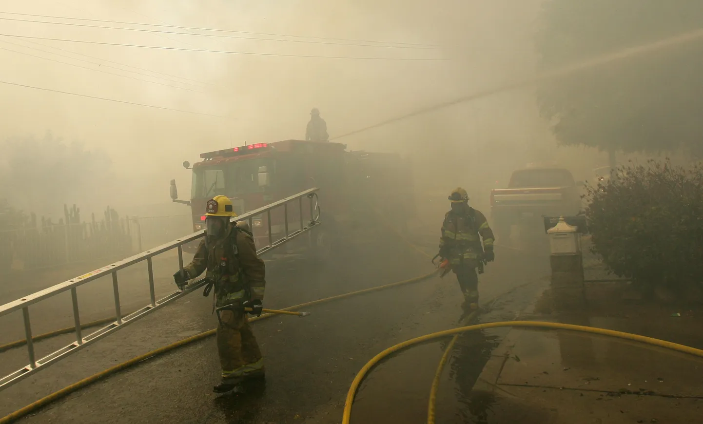 Tuletõrjujad Californias põlengu teele jäävas paigas.