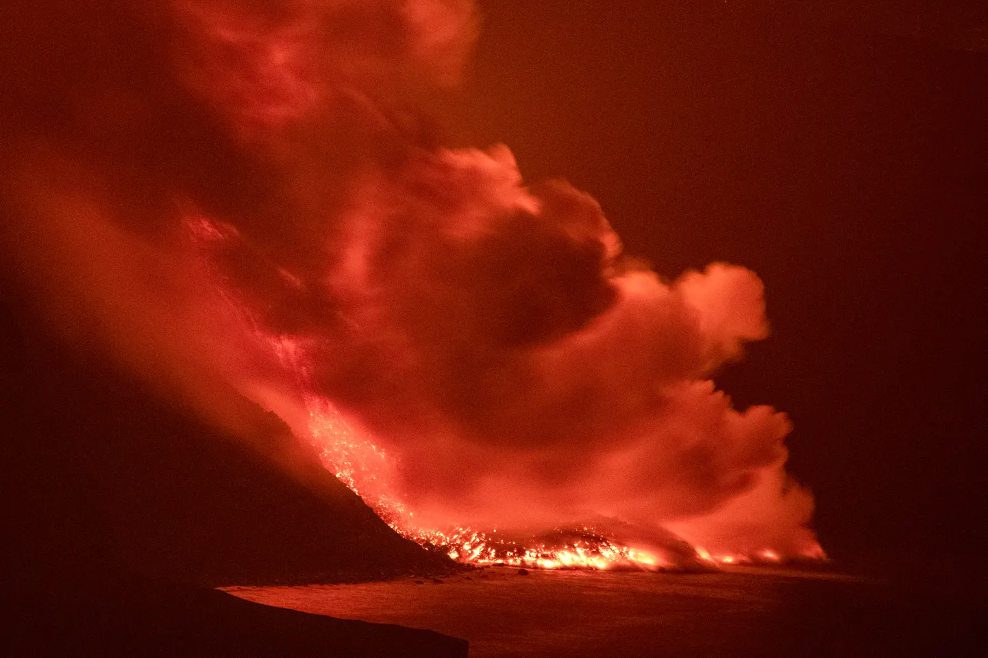 Kanaari saarestiku La Palma saare vulkaani laava jõudis Atlandi ookeani