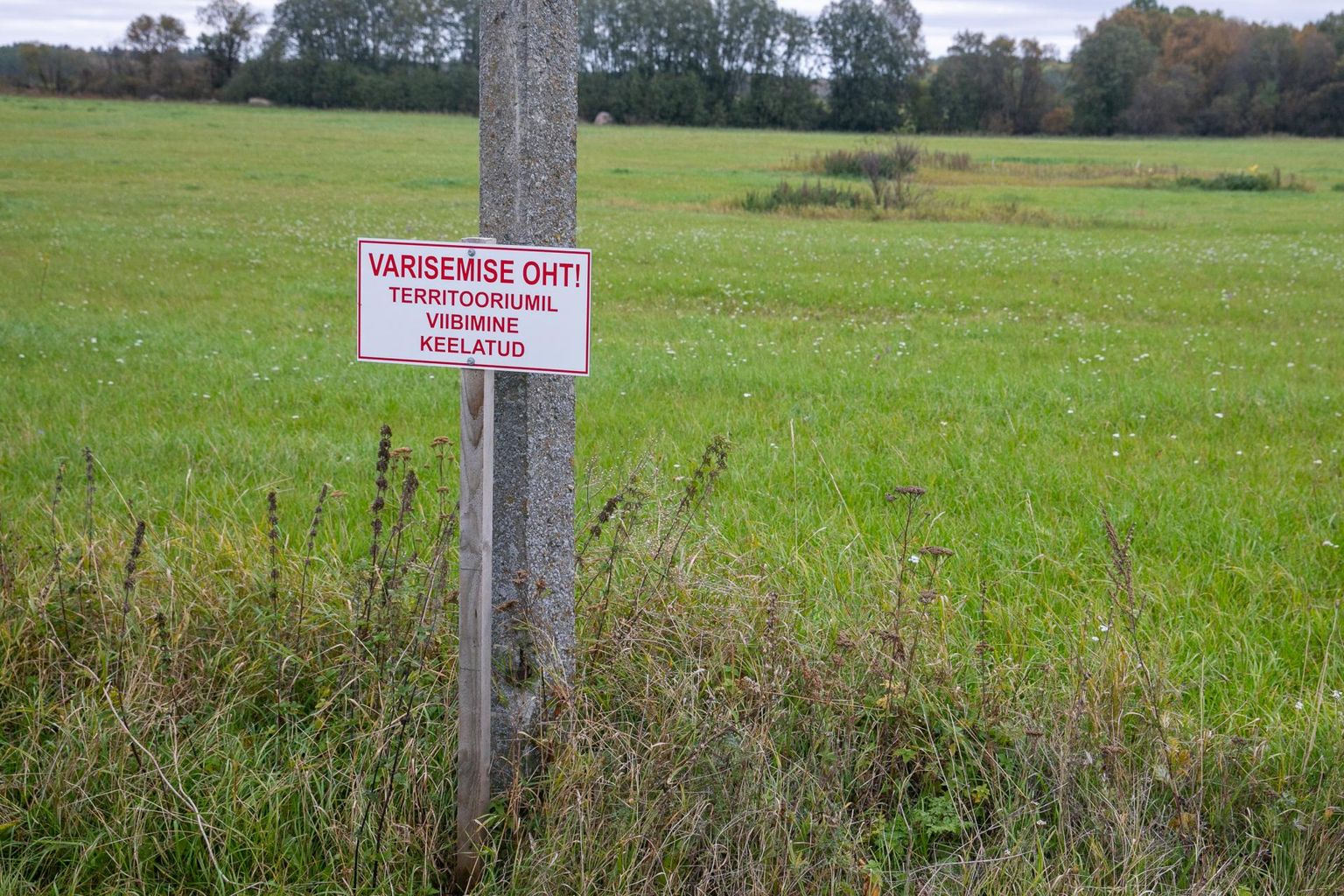 Ubja lähistel põllul on langatuslehtrid, mille ligiduses viibimine on ohtlik.