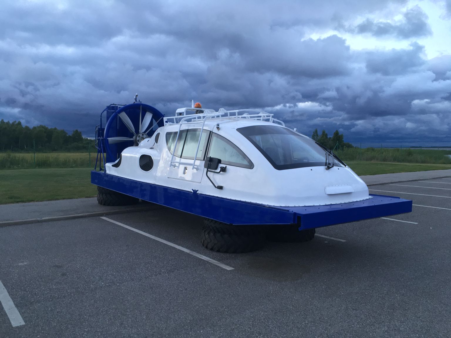Piirisaare hõljuk Laaksaare sadamas