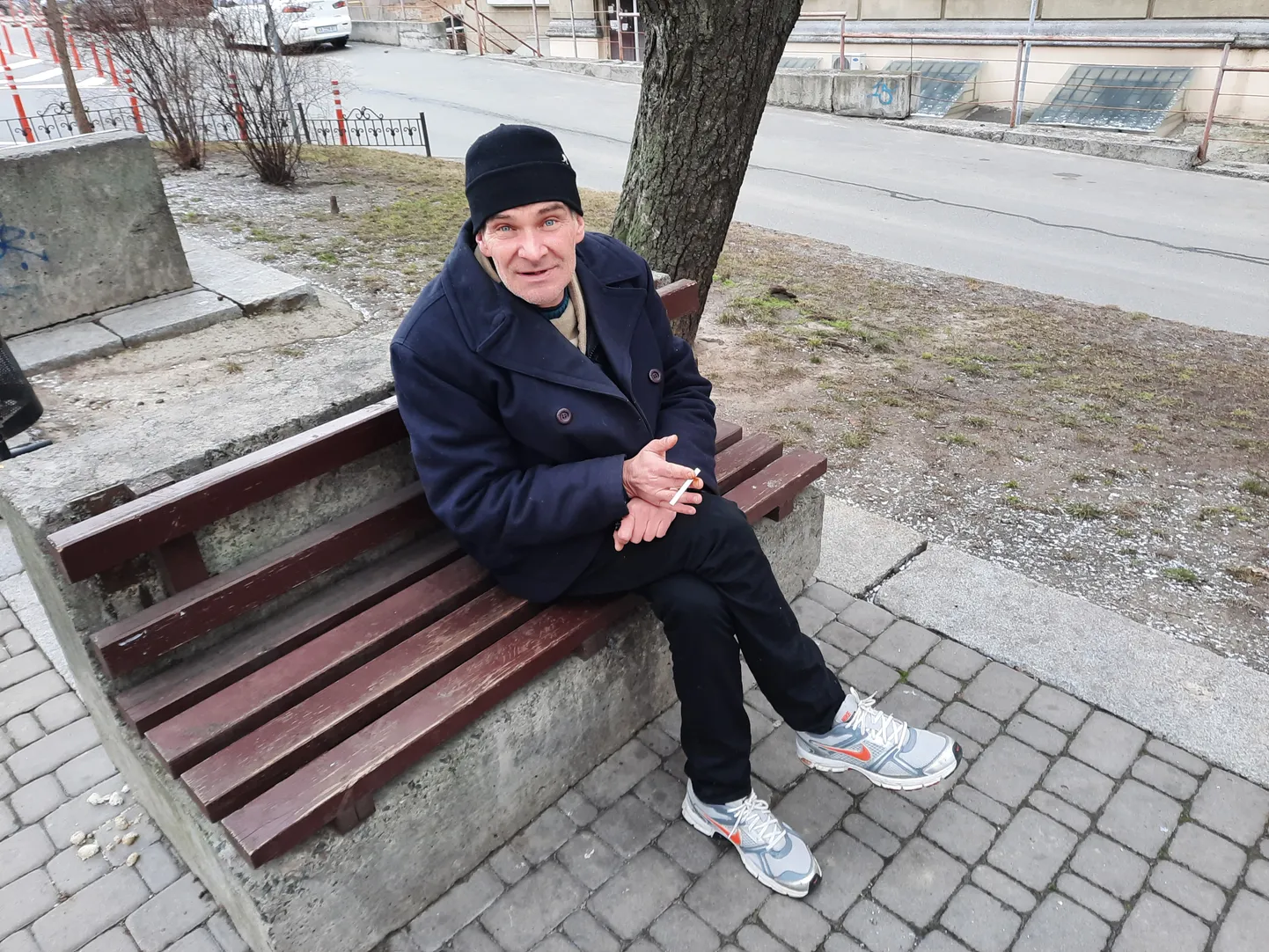 Kiievis kõlab õhuhäire sireen, aga Oleksandr suhtub asja rahulikult ja teeb suitsu lõpuni. Kodumaja ja kaitset pakkuv kelder on kohe sealsamas kõrval.