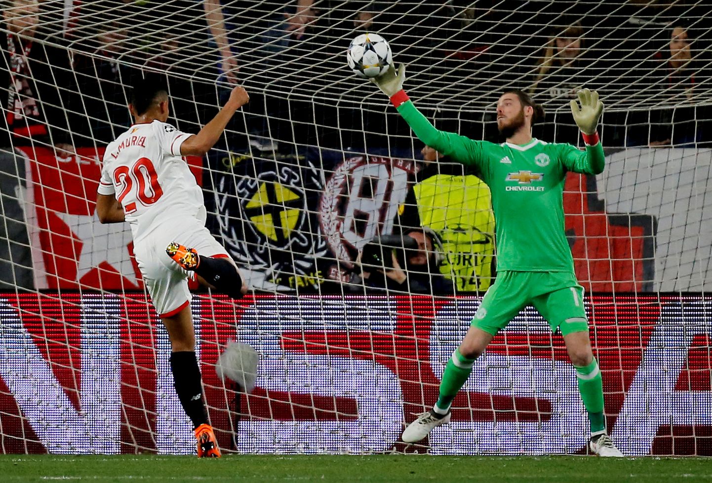 Jalgpalli Euroopa Meistrite liiga kaheksandikfinaali avamängus tegid Sevilla ja Manchester United 0:0 viigi. Kahvatult tegutsenud külaliste kangelaseks tõusis väravavaht David de Gea, kes nullis kõik Sevilla rünnakud, tõrjudes muuhulgas avapoolaja lõpusekunditel Luis Murieli viielt meetrilt tehtud pealöögi. Teises kohtumises oli Donetski Šahtar kodus 2:1 parem AS Romast.