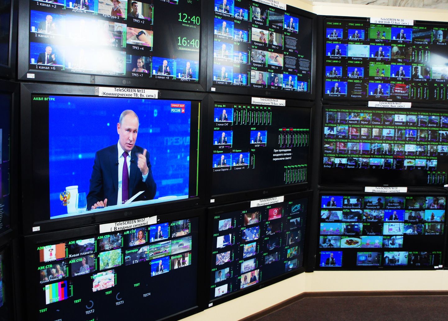 Krievijas propagandas TV kanāls "Rossija 1", kurā redzams Vladimirs Putins.