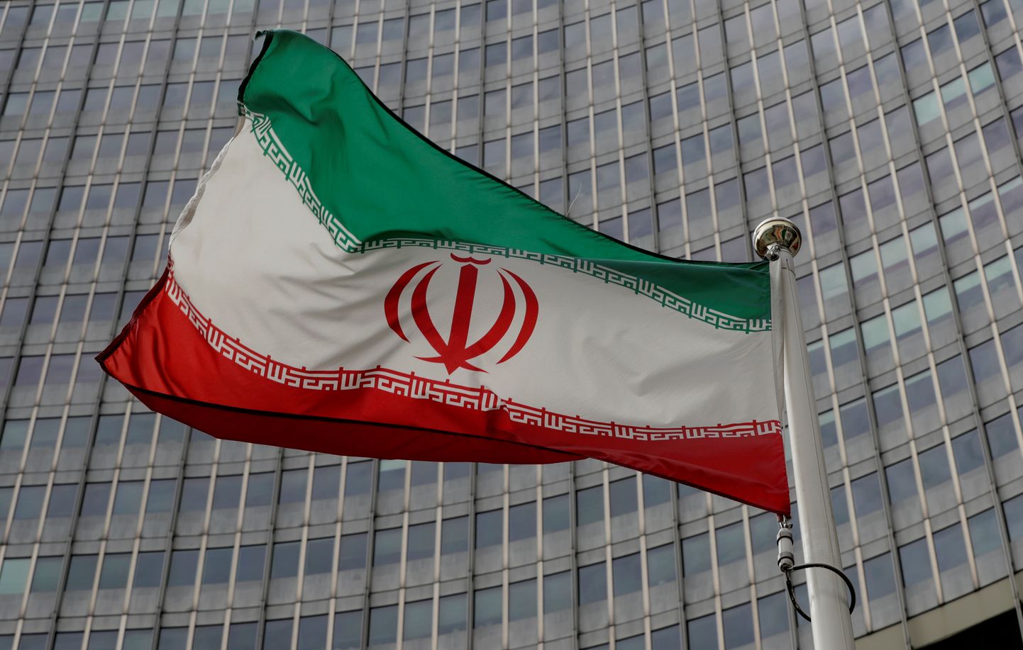 Iraani lipp Rahvusvahelise Aatomienergiaagentuuri (IAEA) Viini peakorteri ees.