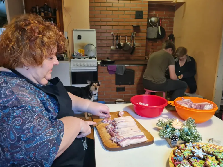 Silvi Helmoja sõnul sobib Mulgi pudru jaoks kõige paremini pekine triibuliha. Selle lihatüki tõi ta Tartust.