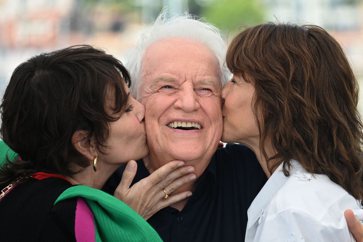 Franču aktrises Džeraldīne Pailhasa un Sofija Marko noskūpstīja franču aktieri Andrē Dusolieru.