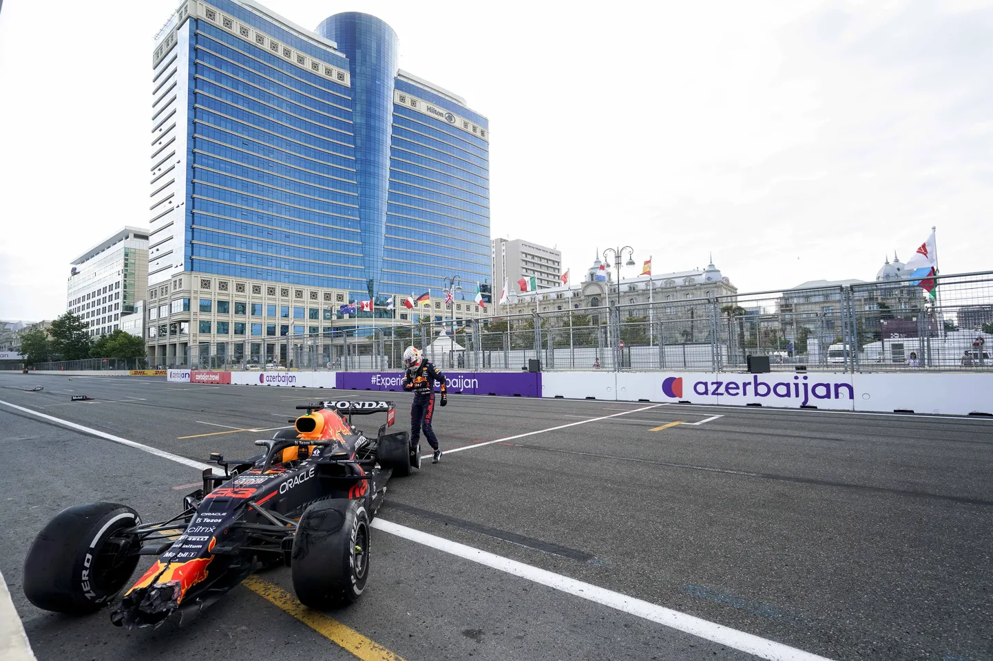 Max Verstappen enda katkist vormelit uurimas.