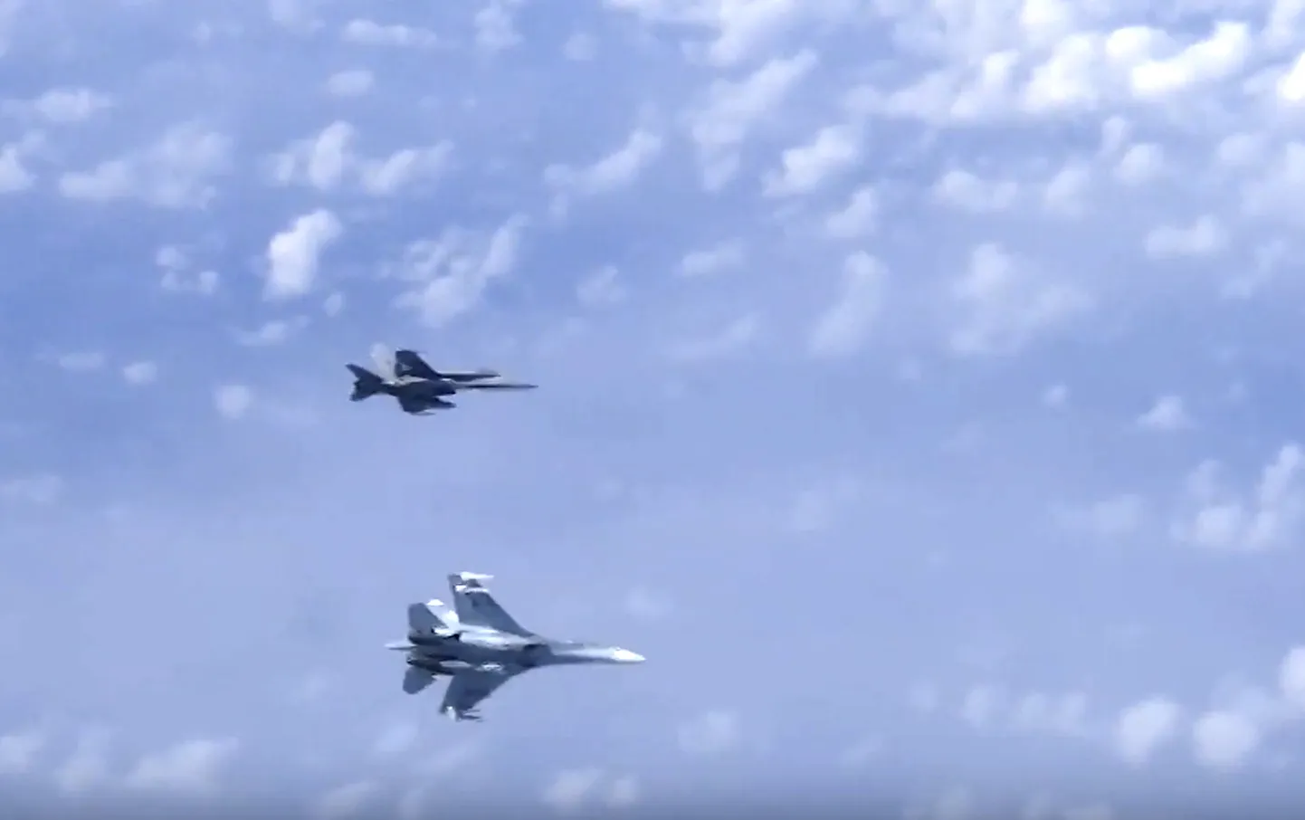 Su-27 ja NATO sõjalennuk. Foto on illustreeriv.
