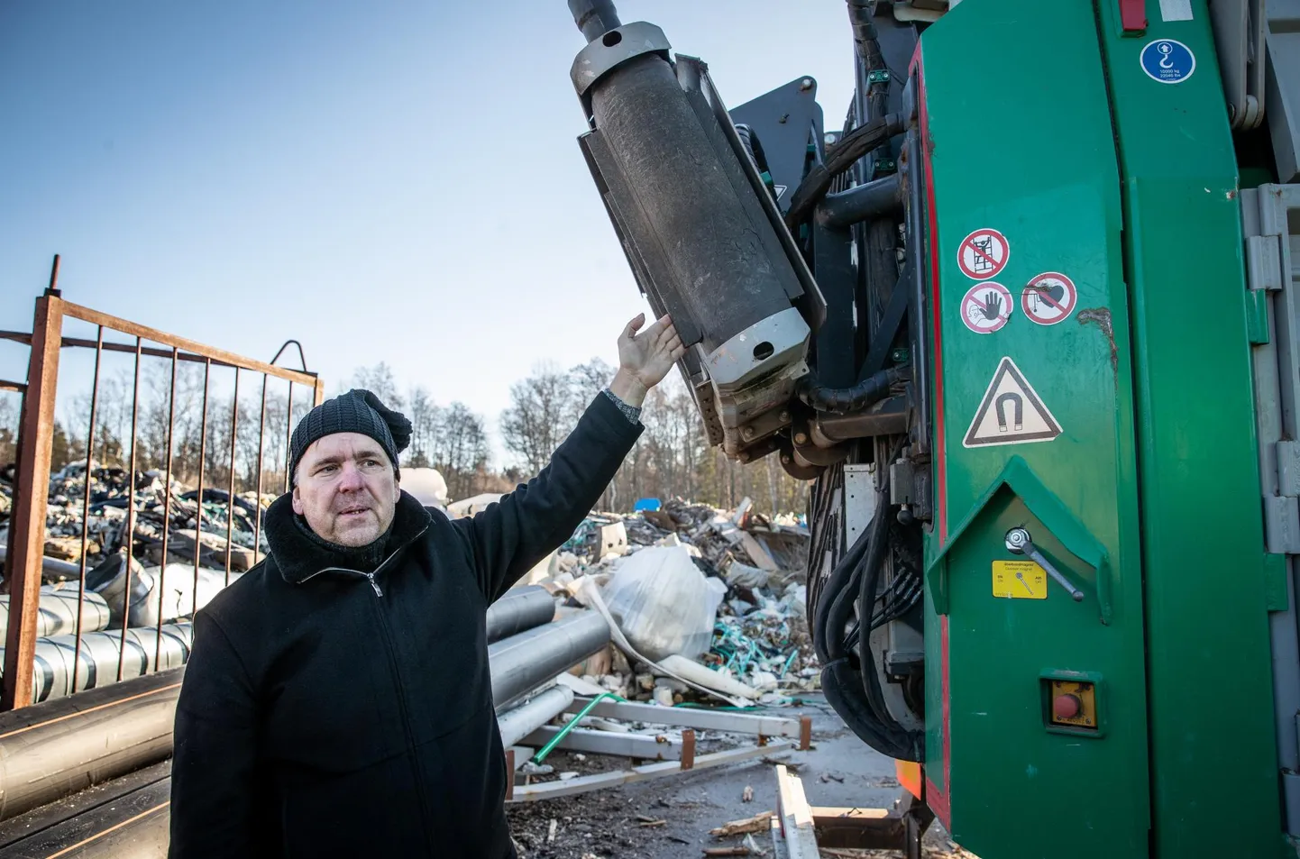 Puidukäitlus OÜ juht Erkki Naabel laseb ringlusse nii välja juuritud kännud kui ka nendega kaasa tulnud mulla ja munakivid.