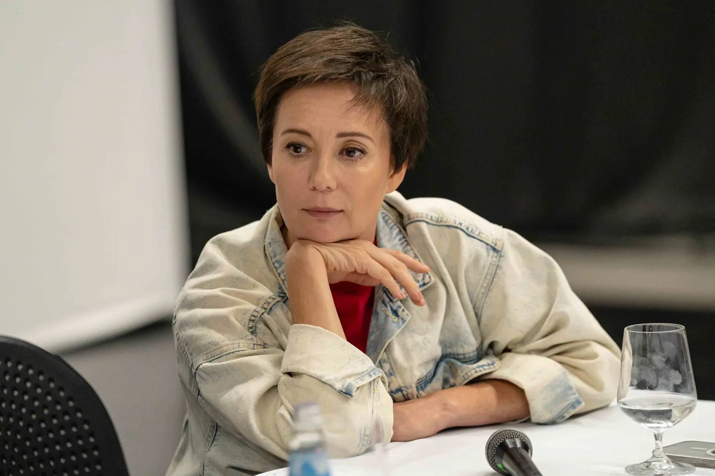 Чулпан Хаматова на пресс-конференции по случаю спектакля "Записки сумасшедших" в Риге