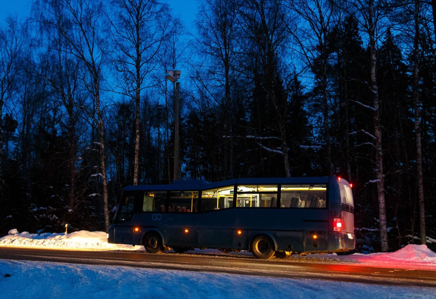 Kui Linna küla bussipeatuses valgusti taas tõrgub, tuleb reisijatel üle tee tulla pimeduses.