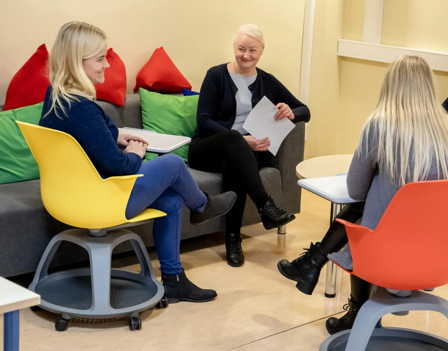 Helke Heinmets (paremal) märkis, et kärjäärinõustamisel toimub individuaalne nõustamine, kuid kursusel saab proovida mitut eriala.