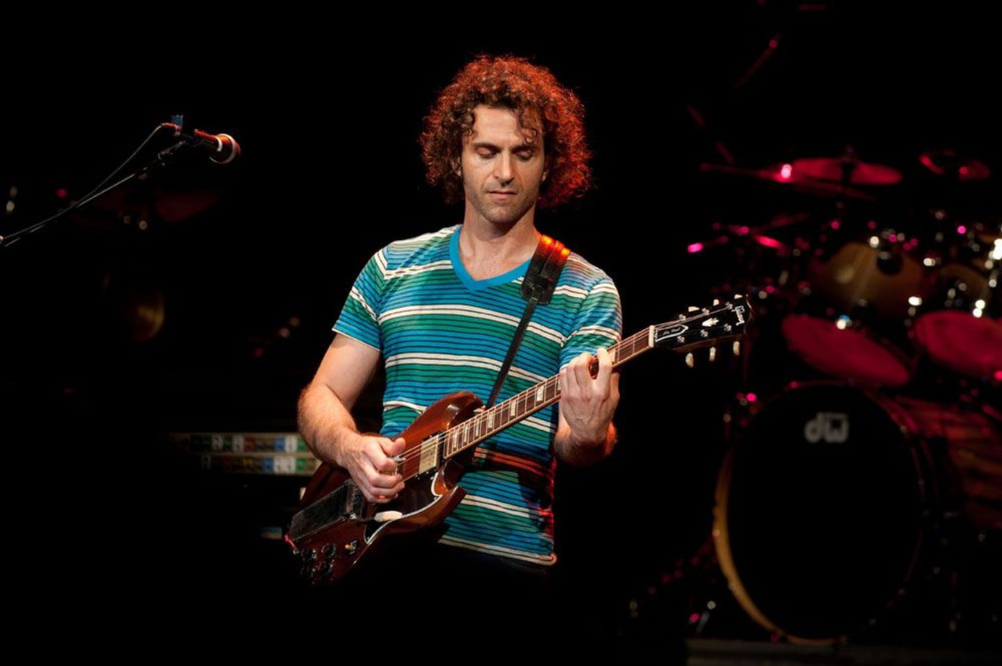 Dweezil Zappa on esitanud isa loomingut enam kui 500 kontserdil, pildil 2013. aastal tribuutbändi Zappa Plays Zappa juhina.