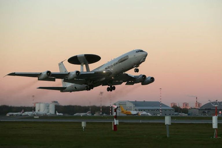 NATO agrīnās brīdināšanas un kontroles sistēmas AWACS lidmašīna (Boeing E-3 Sentry) piezemējas starptautiskajā lidostā Rīga 