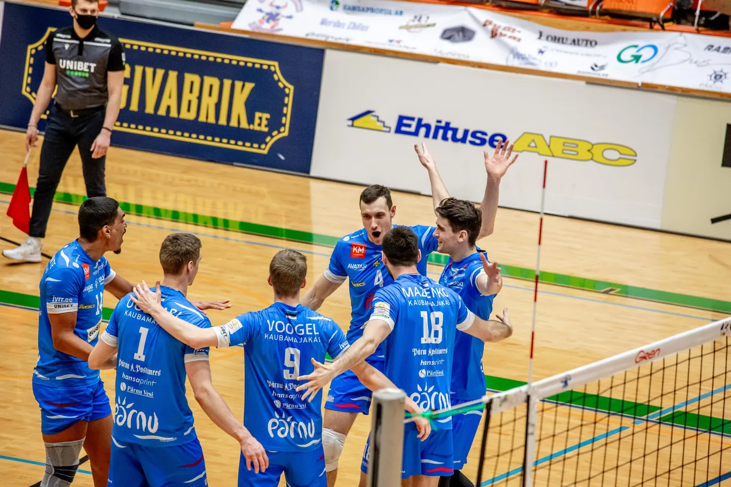 Pärnu võrkpalliklubi mängijad annavad oma panuse heategevuseks.