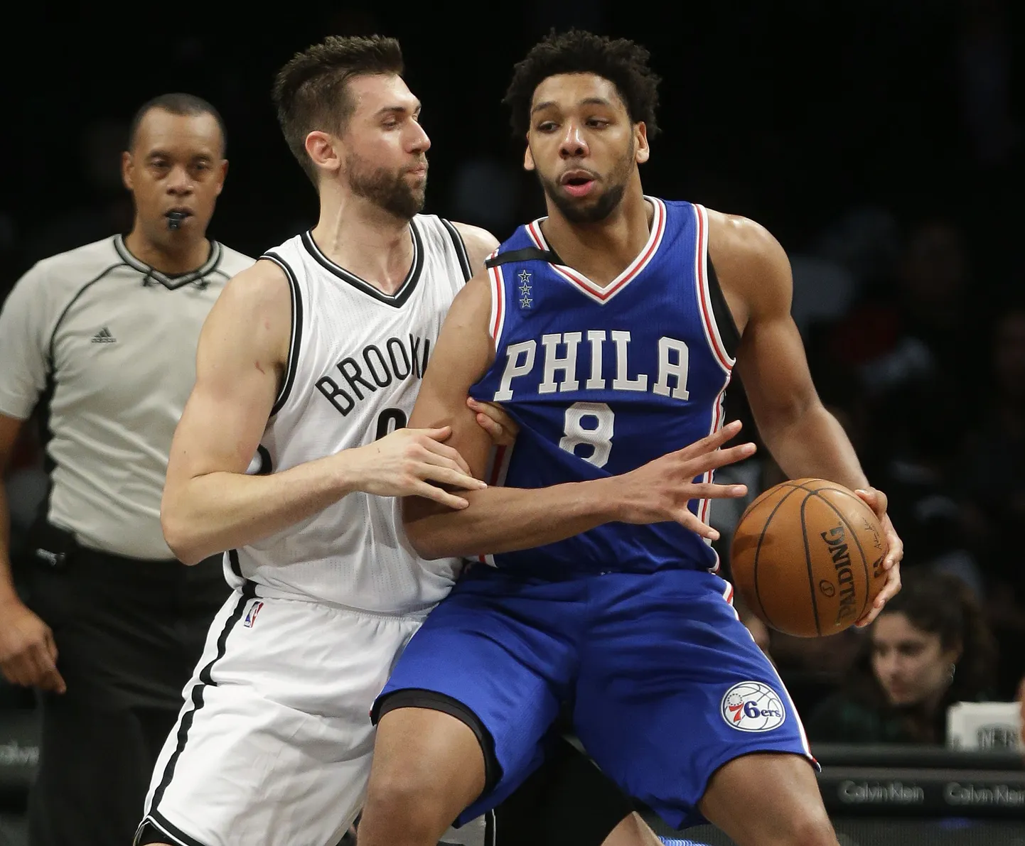 Brooklyn Netsi Andrea Bargnani (vasakul) sai Philadelphia 76ersi noorest tähest Jahlil Okaforist (palliga) jagu.
