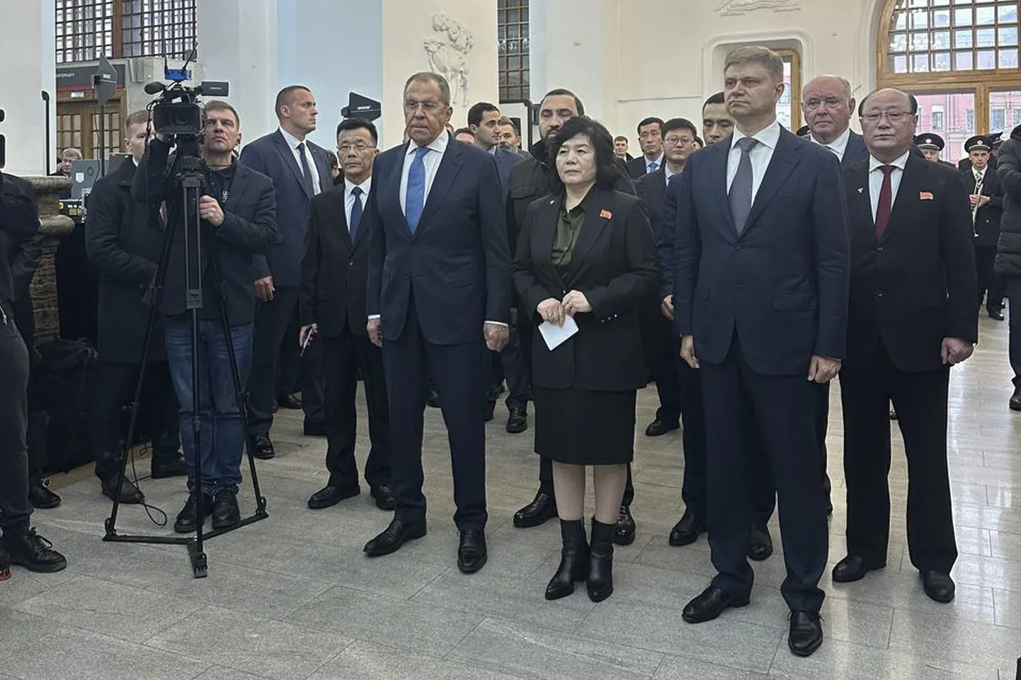 Vene välisministeeriumi pressiesindaja Maria Zahharova Telegrami kontol avaldatud fotol  kohtuvad välisminister Sergei Lavrov ja tema Põhja-Korea kolleeg Choe Son-hui Jaroslavi raudteejaamas, kus avati stalinistliku riigi looja Kim Il-sungi ajaloolise 1949. aasta visiiti meenutav tahvel.