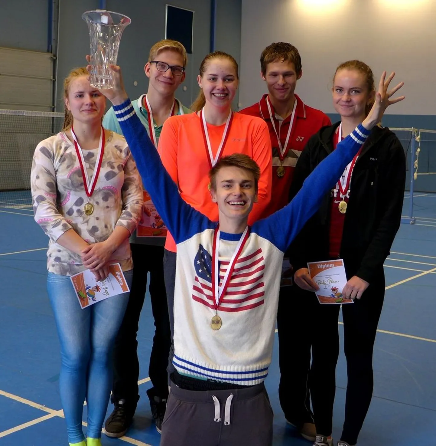 Tartu koolide meistrivõistlused sulgpallis. Gümnaasiumiastmes tuli parimaks Tartu Jaan Poska gümnaasium. Võistkonda kuulusid vasakult: Mari-Liis Kapp, Taavet Kure-Pohhomov, Sale-Liis Teesalu, Mikk Õunmaa, Pärli Pärn, ees karikaga Andres Roogsoo.