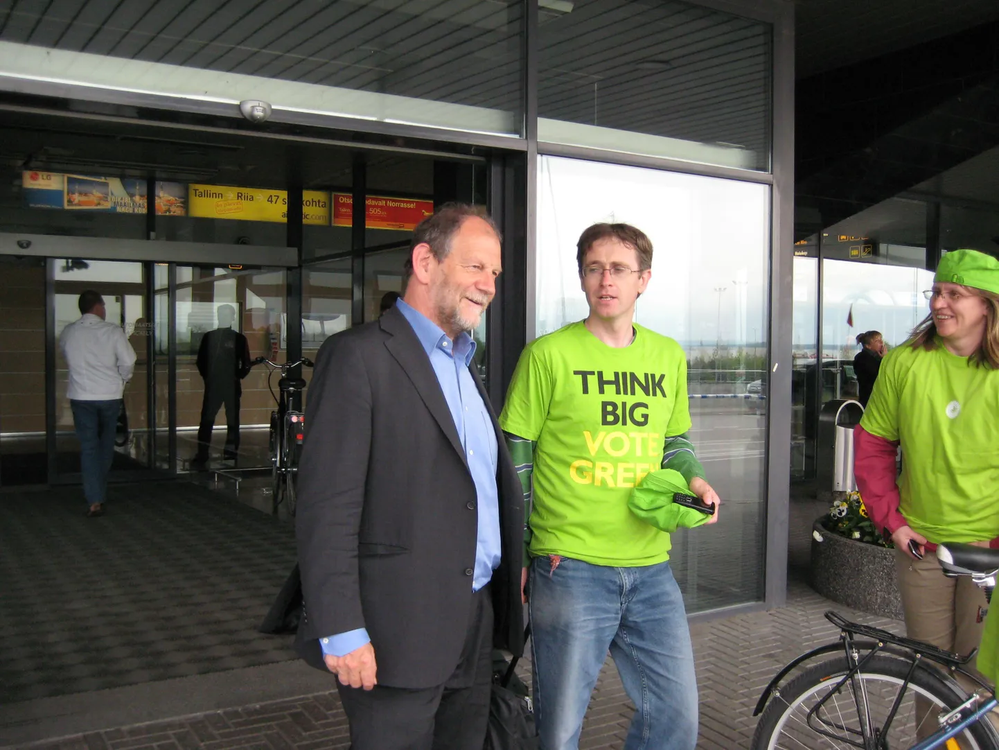 Äsja lennukilt maha astujnud Europarlamendi saadik Michael Cramer ja Roheliste esindaja Peep Mardiste lennujaama ukse ees.