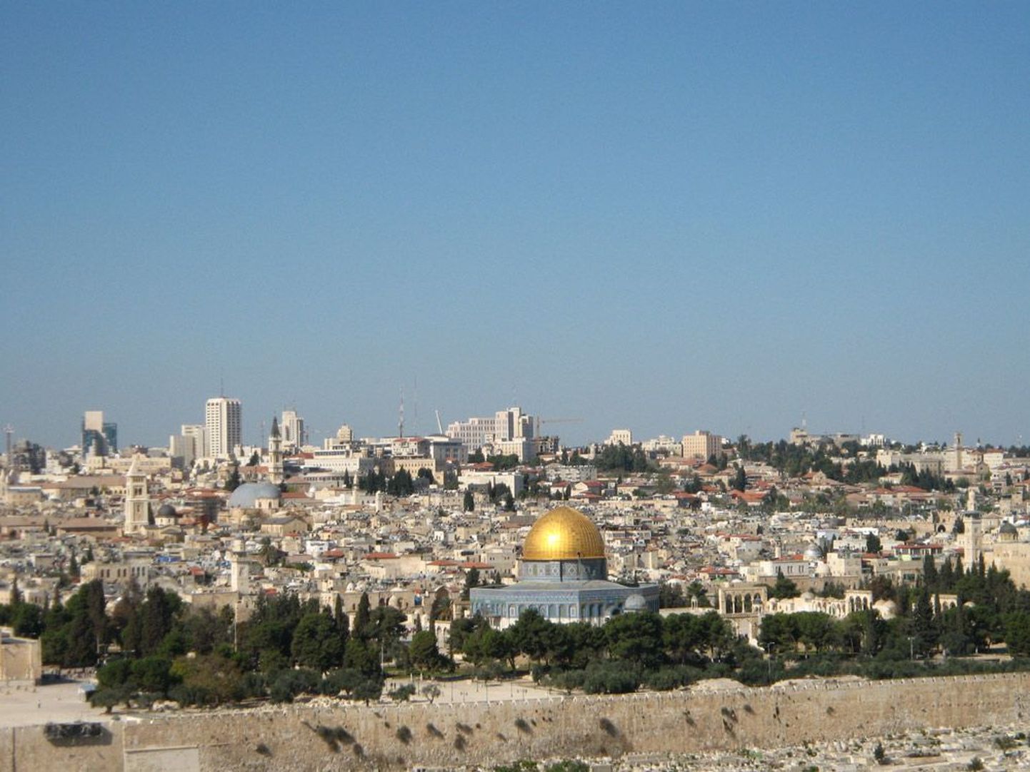 Õlimäelt avanev vaade juudi pühapaikade lähedal Jeruusalemma vanalinnas kõrguvale Kaljumošeele.