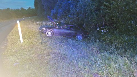 Viljandi vallas süttis teelt välja driftinud auto