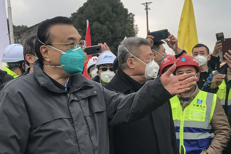 Hiina peaminister Li Keqiang (vasakul) ehitusplatsi külastamas.
