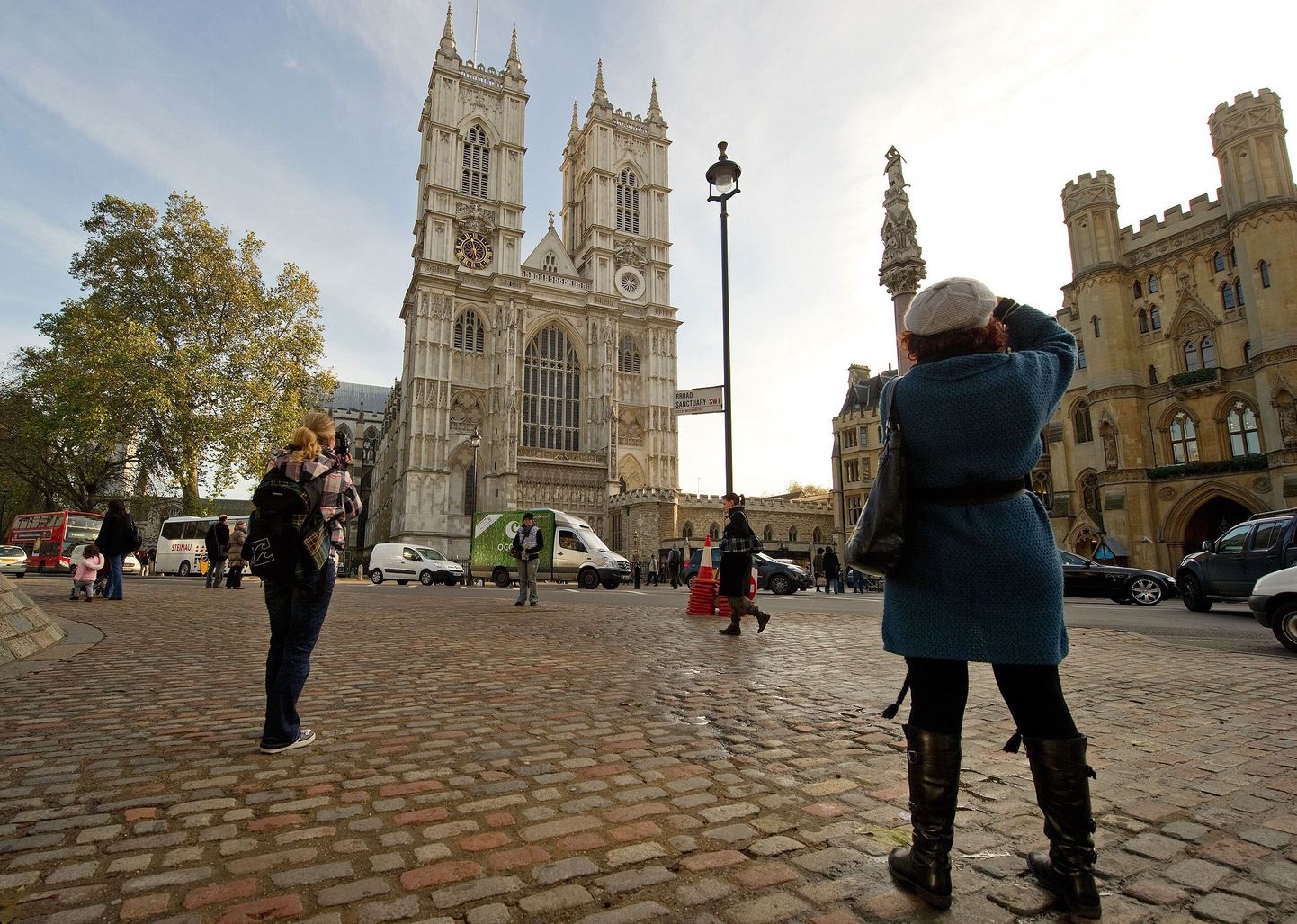 Turistid Westminster Abbeyt pildistamas.