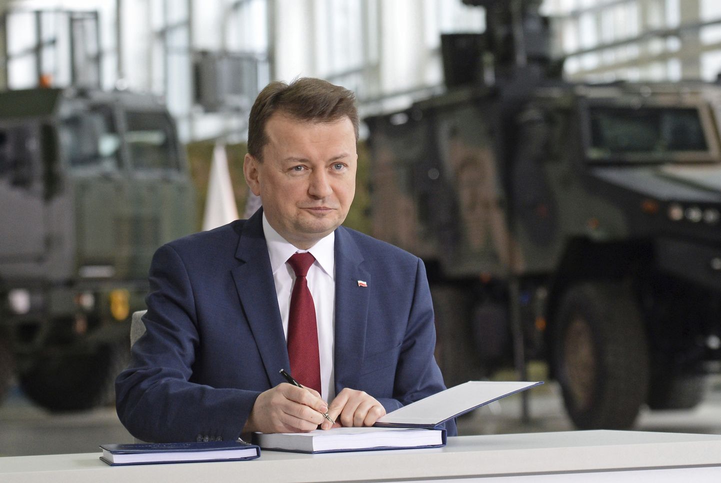 Poola kaitseminister Mariusz Blaszczak Patrioti ostulepingut allkirjastamas.